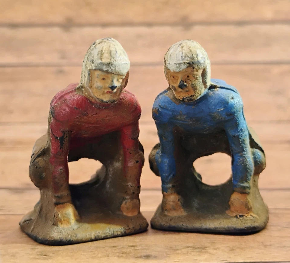 Два винтажных резиновых футболиста 1940-х Auburn (2) красные и синие в очень хорошем состоянии - Изображение 1 из 4