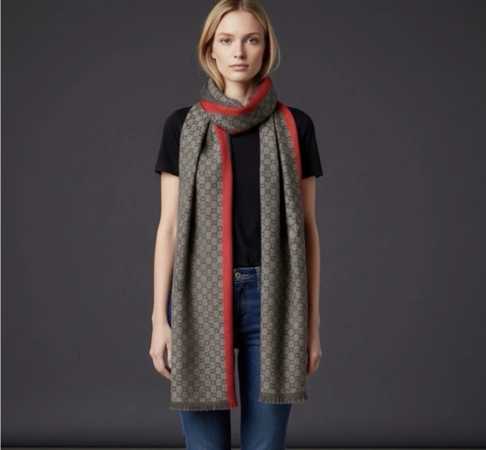 🧣 Bufanda Gucci GG Monograma Lana y Seda - Gris con Rayas Rojas y Azul Marino Foto 1 de 4