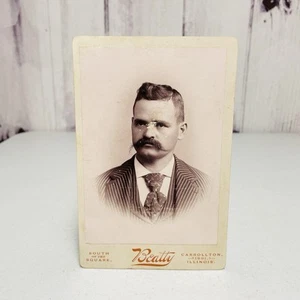 Antiguo gabinete tarjeta foto hombre traje JW Beatty 1891 Carrollton Illinois - Imagen 1 de 3