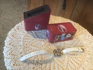 Reloj de pulsera Minnie enfermera Disney usado. Banda blanca. 5,75” - 8”. "La cara es de 1""" - Imagen 1 de 7