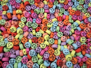 Collares pulseras hágalo usted mismo cuentas de plástico cara sonriente/triste de 7 mm 250 piezas - Imagen 1 de 2