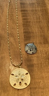 Dije de dólar de arena y cadena chapada en oro más pequeño dije de dólar de arena de estaño Foto 1 de 4