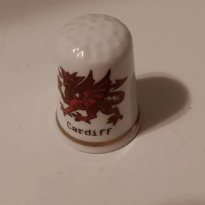 Bone China, Thimble, Red Dragon CARDIFF, (Cardiff is the capital city of Whales) - Imagen 1 de 6