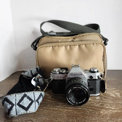 Cámara fotográfica vintage Canon AE-1 SLR 35 mm con lente de 50 mm y bolsa solo piezas/reparación Foto 1 de 4