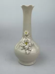 Handgefertigt von Dorothy Okumoto, Hawaii signiertes Porzellan mit Plumeria 6 Zoll - Bild 1 von 3