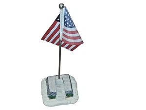 Lemax/Hearthside Village 1996 bandera americana en poste con base de piedra 7,5 pulgadas - Imagen 1 de 3