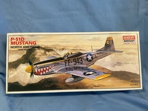 Academy P-51D Mustang North American WWII Fighter Aircraft Model Kit, 1:72 - Imagen 1 de 7