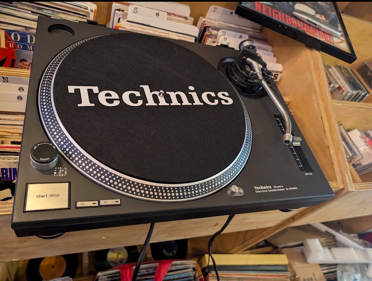 DJ機材 Technics SL1210- MK2 Technics SL1210 - The Turntable that began Hip Hop