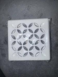 Rejilla de drenaje de ducha Schluter Kerdi Systems blanco mate floral 4" KDIF4GRKMBWD5 - Imagen 1 de 2