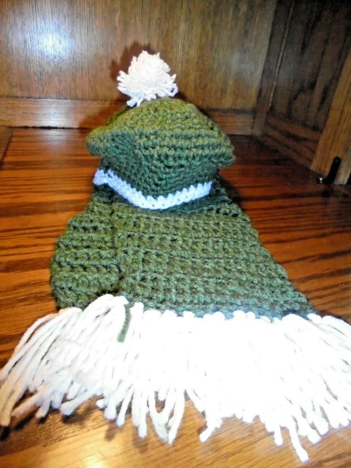Hand Made Knit Crochet Scarf & Hat Toque Pom Pom Set Little Girl Green/White 108 - Image 1 of 4