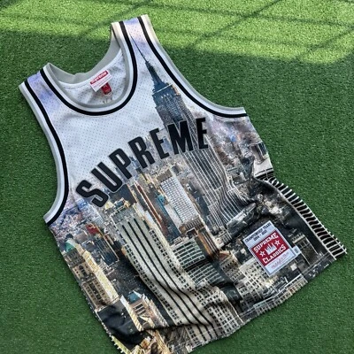 Camiseta deportiva de baloncesto Mitchell & Ness x SUPREME SS'21 "Skyline" para hombre talla mediana Foto 1 de 3