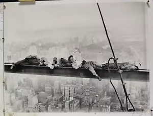 PÓSTER DE VIGA DE NUEVA YORK DURMIENDO POR ENCIMA DE MANHATTAN 23,75"X31,50" NOS (b106) - Imagen 1 de 3