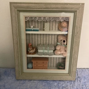 Diorama scatola ombra 3D decorazione parete verde salvia orsacchiotto rustico legno incorniciato vetro - Foto 1 di 4