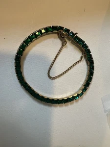 Vintage vergoldete simulierte Smaragd Sicherheitskette 7 Tennis Armband - Bild 1 von 14