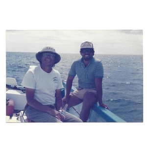 "Foto vintage de pesca de hombre década de 1980 peces animales al aire libre deportes acuáticos hombres 5x3,5""" - Imagen 1 de 2