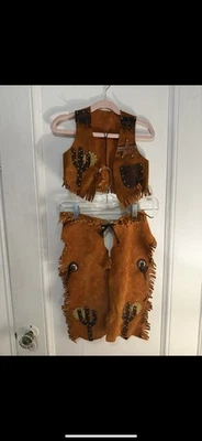 CHALECO DE CUERO DE GAMUZA VINTAGE CHAPS Traje de vaquero con flecos Tachuelas DISFRAZ 2-3T Foto 1 de 4