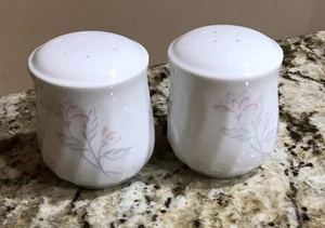 Shaker sale e pepe trio rosa Corelle vintage - Foto 1 di 4