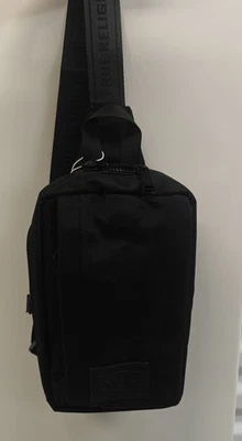 Bolso Bandolera TRUE RELIGION Iván Negro Lona Imitación Cuero Lujo TOTALMENTE NUEVO con etiquetas Foto 1 de 4
