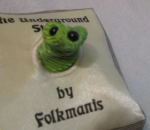 Raro burattino peluche vintage Folkmanis Folktails libro di storie sotterranee verme - Foto 1 di 10