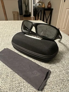REVO RE4039-01 Red Point Grey Smoke Rectangle Wrap Sunglasses CASE - Picture 1 of 15