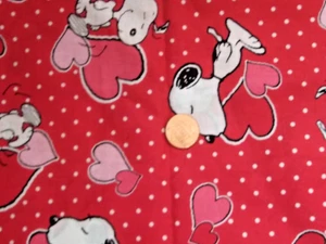 Stoff Peanuts Snoopy 1 Yard Baumwolle Federn Snoopy Herz werfen verspieltes Muster - Bild 1 von 3