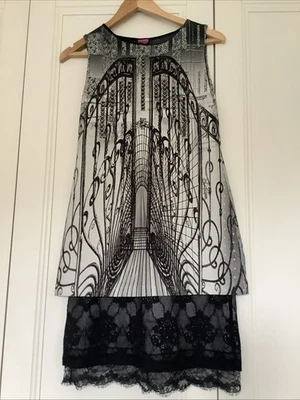 VESTIDO TÚNICA SAVE THE QUEEN SIN MANGAS, ESTAMPADO ARQUITECTÓNICO, FALDA DE ENCAJE TALLA S Foto 1 de 4