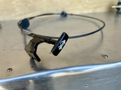 Cabo de liberação de trava de capô 90-96 Nissan 300ZX fabricante de equipamento original Z32 - Imagem 1 de 4