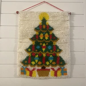 Vintage 1960s Latch Hook Rug Christmas Tree Wall Hang Holiday Decor Grannycore - Picture 1 of 5