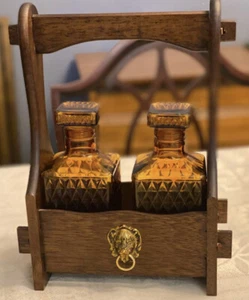 Vintage 1960s Amber Glass Decanter SET with Wood Case Bar ware Home Lion Head - Imagen 1 de 10