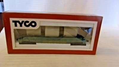 HO Scale Tyco 40' Western Maryland Flat Car With Culvert Pipes, Green, 2475 BNOS - Image 1 of 4