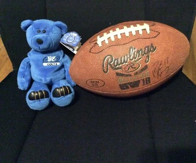收藏品佩顿·曼宁 #18 罗林斯足球和限量珍品毛绒  — 第 1/4 张图片