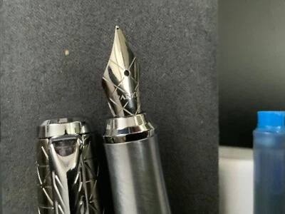 Pluma Estilográfica Parker Urban FountainMetal - Plumín Fino - Tinta Azul - 1931595 Foto 1 de 4