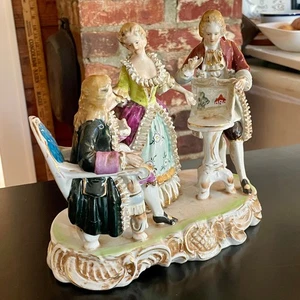 Estatuillas antiguas de porcelana de hueso distribuidores de arte con pintura de patrón estilo rococó reparadas - Imagen 1 de 12