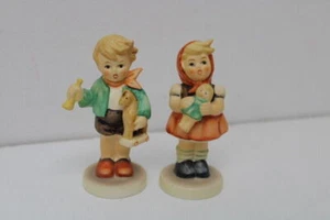 Goebel Hummel statuina ragazza che tiene bambola TMK6 e ragazzo che tiene giocattolo TMK6 - Foto 1 di 8