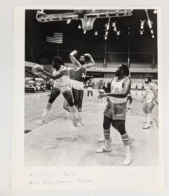 Tampa Bay Bucs play basketball vs Atlanta Falcons - 1978 Type 1 Original Photo Foto 1 de 2