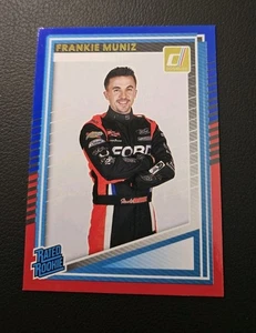 Frankie Muniz RATED ROOKIE - 2025 Donruss Racing #99 - PARALLELO ROSSO E BLU - Foto 1 di 1