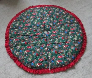 VINTAGE HOMEMADE HAND TIED CHRITMAS TREE SKIRT REVERSIBLE 45" RUFFLE THICK PADED - Picture 1 of 6