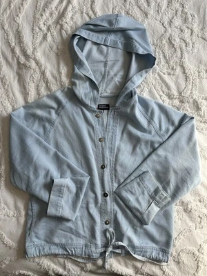 Chaqueta vaquera ligera con botones Lord & Taylor de moda con capucha y bolsillos Foto 1 de 4