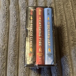 New Sealed NWT  The Hunger Games Trilogy Boxed Set 3 Hardcover Books 2010 - Bild 1 von 13