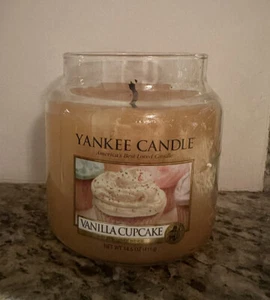 Yankee Candle Vanilla Cupcake Scented Medium Jar 14.5 oz - Picture 1 of 2