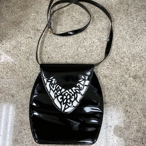 Vintage Bally Women's Shoulder Handbag Black/White Patent Leather Slip Pocket - Picture 1 of 20