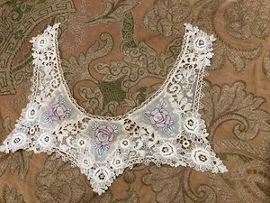 Exquisite Vintage Embroidered Needle Lace Collar – Pink Roses & Scalloped Edges - Picture 1 of 13