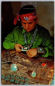 Cartolina Vintage Indiano Argentiere Al Lavoro Turchese Gioielli Nativi Americani Anni 50 - Foto 1 di 2