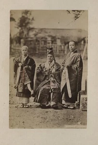 Buddhist Priests Japan Traditional Dress c19th Albumen Photo VTG - Foto 1 di 1