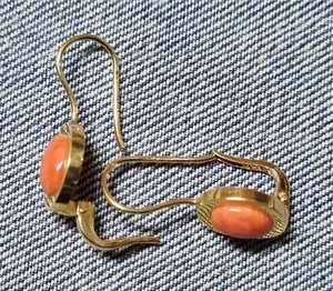 PENDIENTES LARGOS Oro Amarillo de 18 quilates con CORALES FINOS. Peso 3,00 gr. - Foto 1 di 8