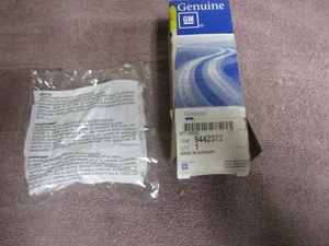 New NOS GM Fog Lamp Bulb (1) 9442372  High Beam Head Lamp Multiple Vehicles - Bild 1 von 1