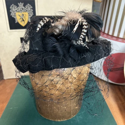 Sombrero Medfield Negro Fieltro Lana Vintage Plumas Red Med Merrimack EE. UU. Lady Mary Foto 1 de 4