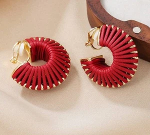 Clip on 1 1/4" gold and red leather wrapped wide hoop earrings - Bild 1 von 4