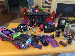 Monster High Mega Bloks Lot Moviemobile Grave Yard Garden Party + More - Foto 1 di 9