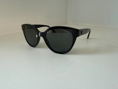 Gafas de sol Chanel 5414: montura negra, lentes gris oscuro, letras rosas. Nuevo con etiquetas. Nuevo en caja Foto 1 de 4